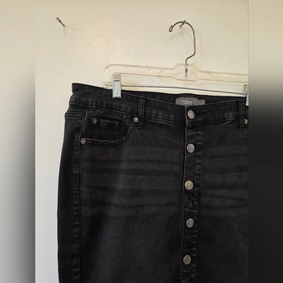 Torrid Black Denim Jean Skirt Stretchy Buttons Size 14 Midi American Modest - Picture 2 of 8